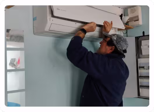 Patrick Perez, artisan frigoriste Climago, lors d'une installation de climatisation en Île-de-France